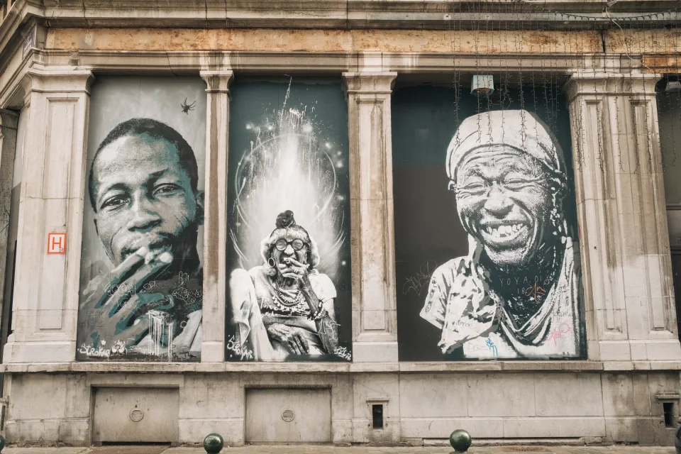 Faces on Rua do Século
